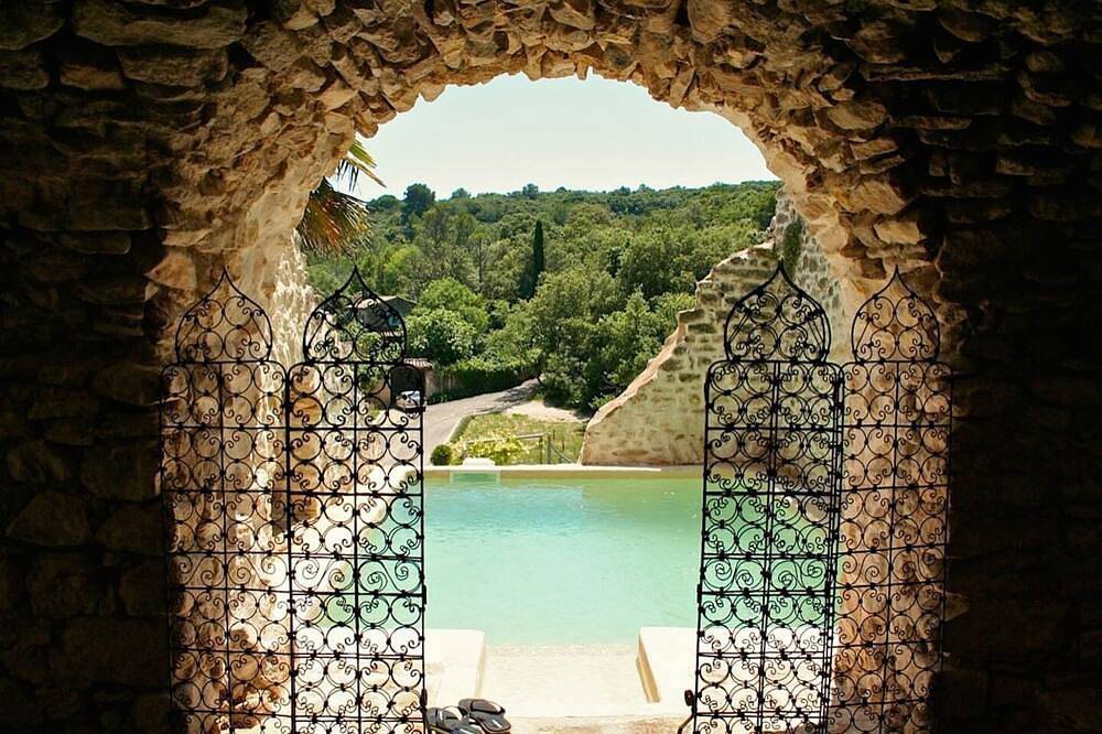 Ein schönes altes Steinhaus von 270 m2 und 3 Terrassen mit Blick auf bewaldete Hügel. in La Roque-sur-Cèze, Nimes und Umgebung