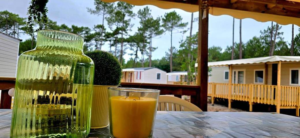 Camping pour 6 personnes, avec piscine ainsi que vue et terrasse