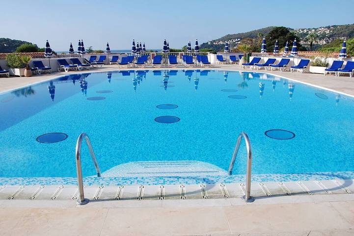 Location de vacances pour 4 personnes, avec piscine ainsi que terrasse et jardin dans Cap Ferrat