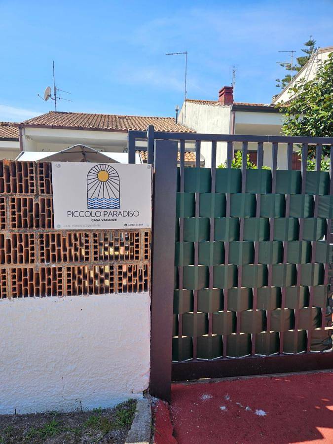 Casa vacanza per 6 persone, con giardino, adatto a famiglie con bambini a Battipaglia