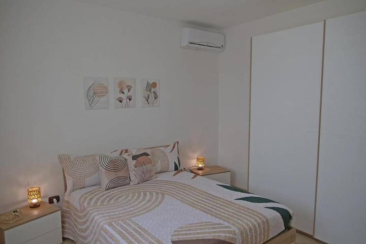 Location de vacances pour 5 personnes, avec Terrasse et Jardin ainsi que Piscine et Vue à Antonelli
