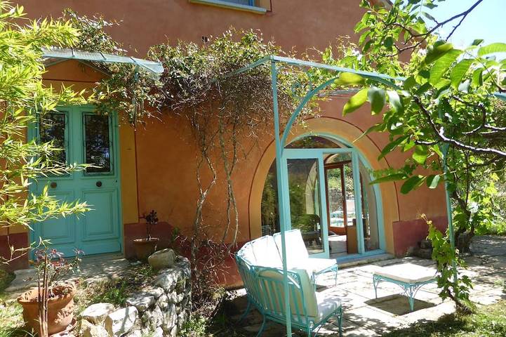 Location de vacances pour 6 personnes, avec jardin et terrasse à Miscon