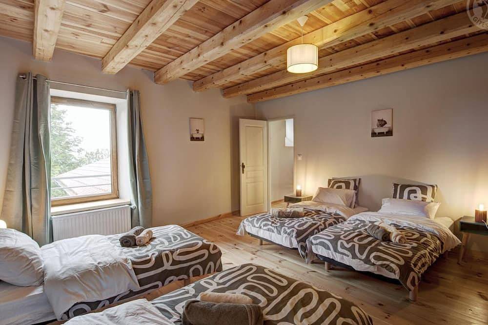Maison de campagne rénovée, idéale pour 10 pers, cadre naturel et confort moderne in Gumières, Parc Naturel Régional Livradois-Forez