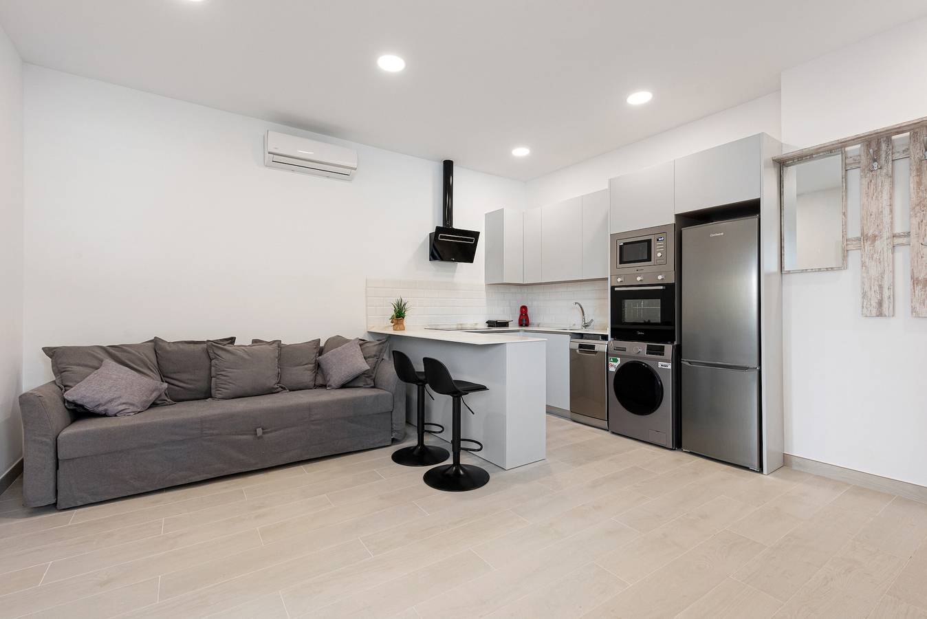 Apartamento entero, Apartamento 'Apartamentos Sealmar 2' con piscina compartida, Wi-Fi y aire acondicionado. in Carretera de Cádiz, Málaga