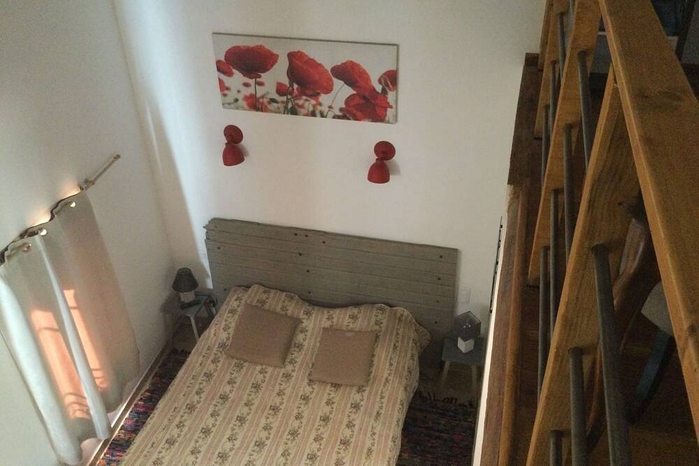 Provencal farmhouse in an estate with an exceptional view in Bollène, Vaucluse