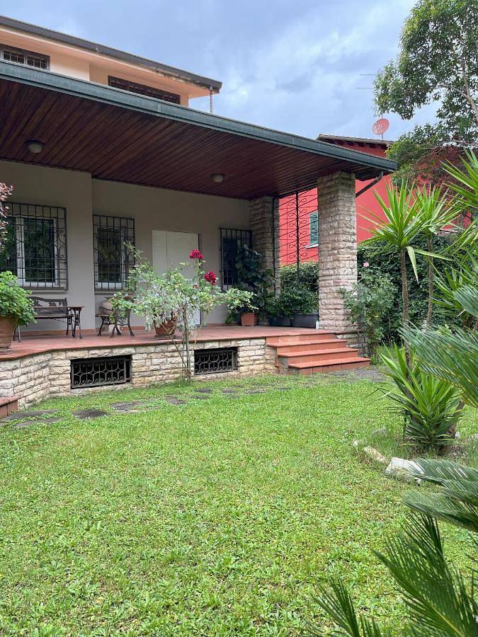 Villa per 4 persone, con Balcone e Idromassaggio nonché Terrazza e Giardino a Montecatini Terme