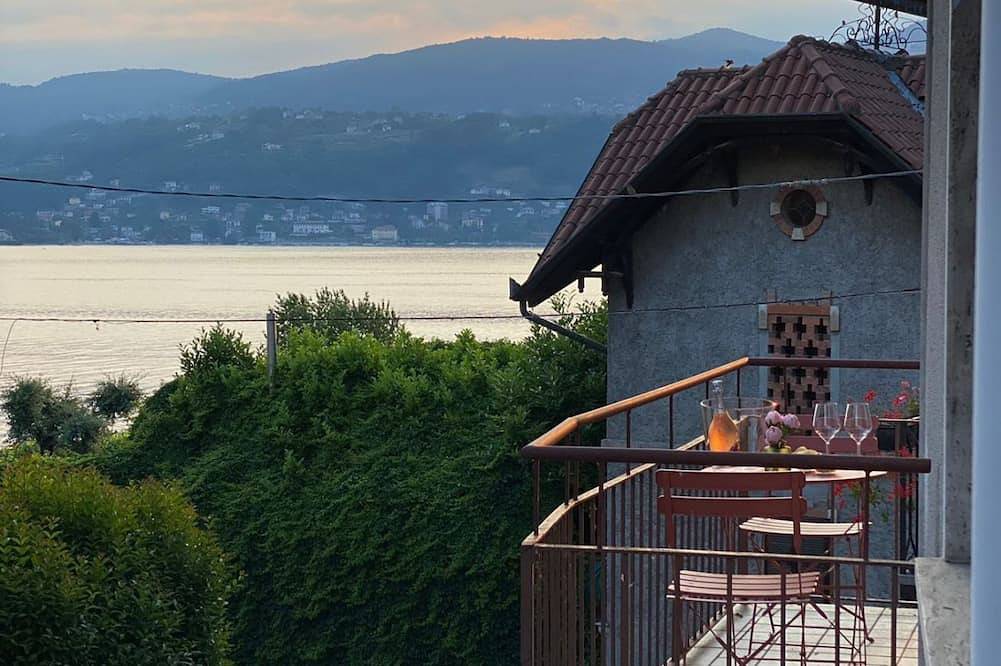 Appartamento intero, Bnbook-La Casa di Orazio & Carla in Ranco, Lago Maggiore (Lombardia)