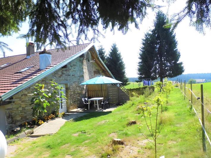 Appartement entier, Appartement « Maison Principale » : vue montagne, terrasse privée et Wi-Fi in Xertigny, Région d'Épinal