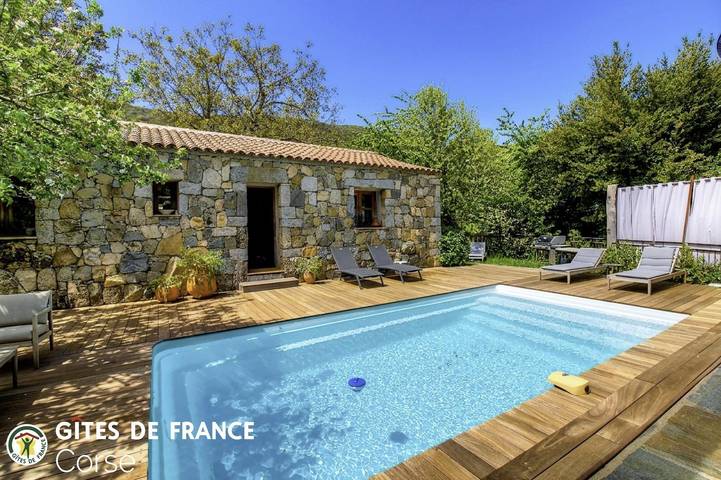 Gîte pour 2 personnes, avec Terrasse et Jardin ainsi que Piscine et Vue à Levie - 2