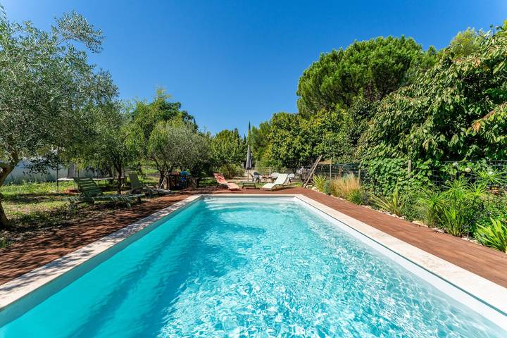 Gehele studio, Studio 'Le Petit Mas Des Pins' met gedeeld zwembad, wifi en airconditioning in Eygalières, Arles en omgeving