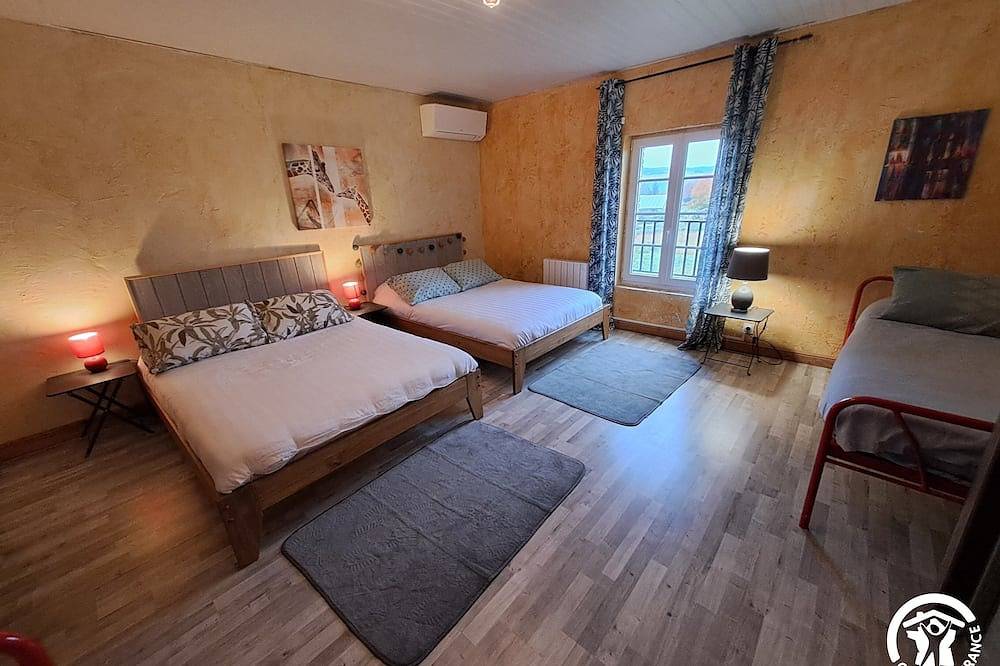 Entire apartment, Gîte with swimming pool and pets in Graulhet, Castres region