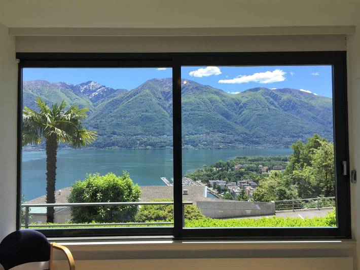 Ganze Wohnung, Wohnung an toller Aussichtslage mit grosser Terrasse und Garten. in Orselina, Tessiner Alpen
