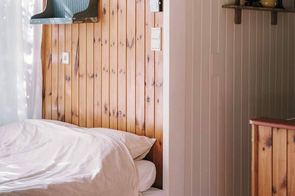 A cozy chalet nestled among the tall trees and birds. Pet-friendly! Great location! in Gellik, Lanaken