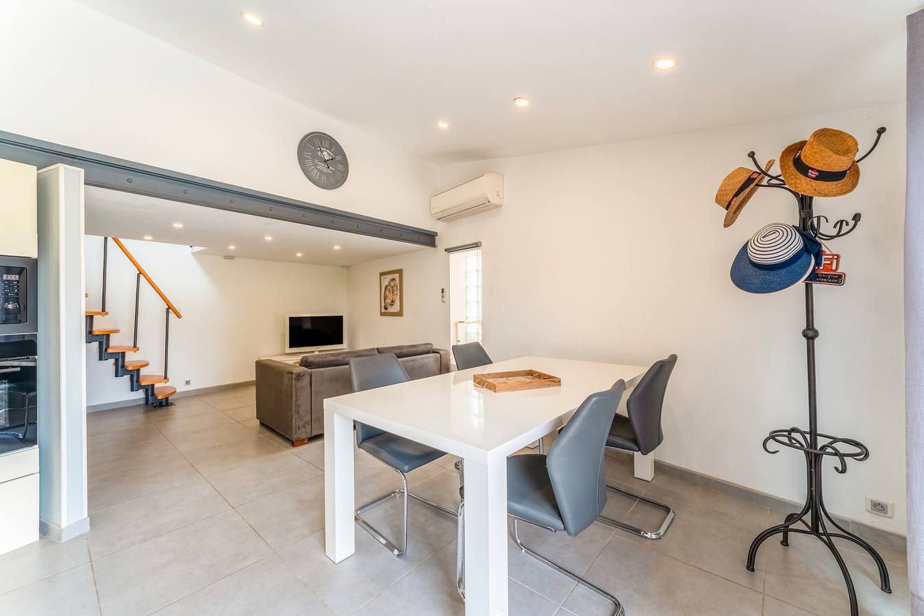 Appartement entier, Appartement "Gite" avec terrasse privée, Wi-Fi et climatisation in Saze, Région de Nîmes