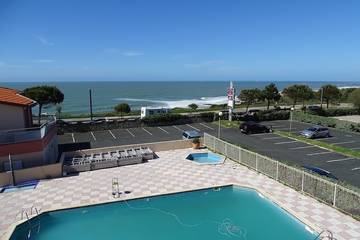 Gîte pour 4 personnes, avec piscine et jacuzzi ainsi que balcon et sauna dans Plage Chambre d'Amour