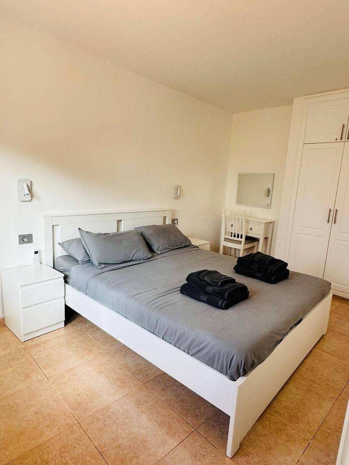 Apartamento entero, Vacaciones 'Oasis Soleado' con piscina compartida, Wi-Fi y aire acondicionado in Corralejo, La Oliva