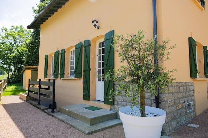 Gîte pour 4 personnes, avec jardin et vue, animaux acceptés à Baudrières - 2