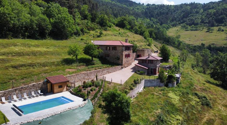 Gîte pour 4 personnes, avec terrasse ainsi que piscine et jardin, animaux acceptés