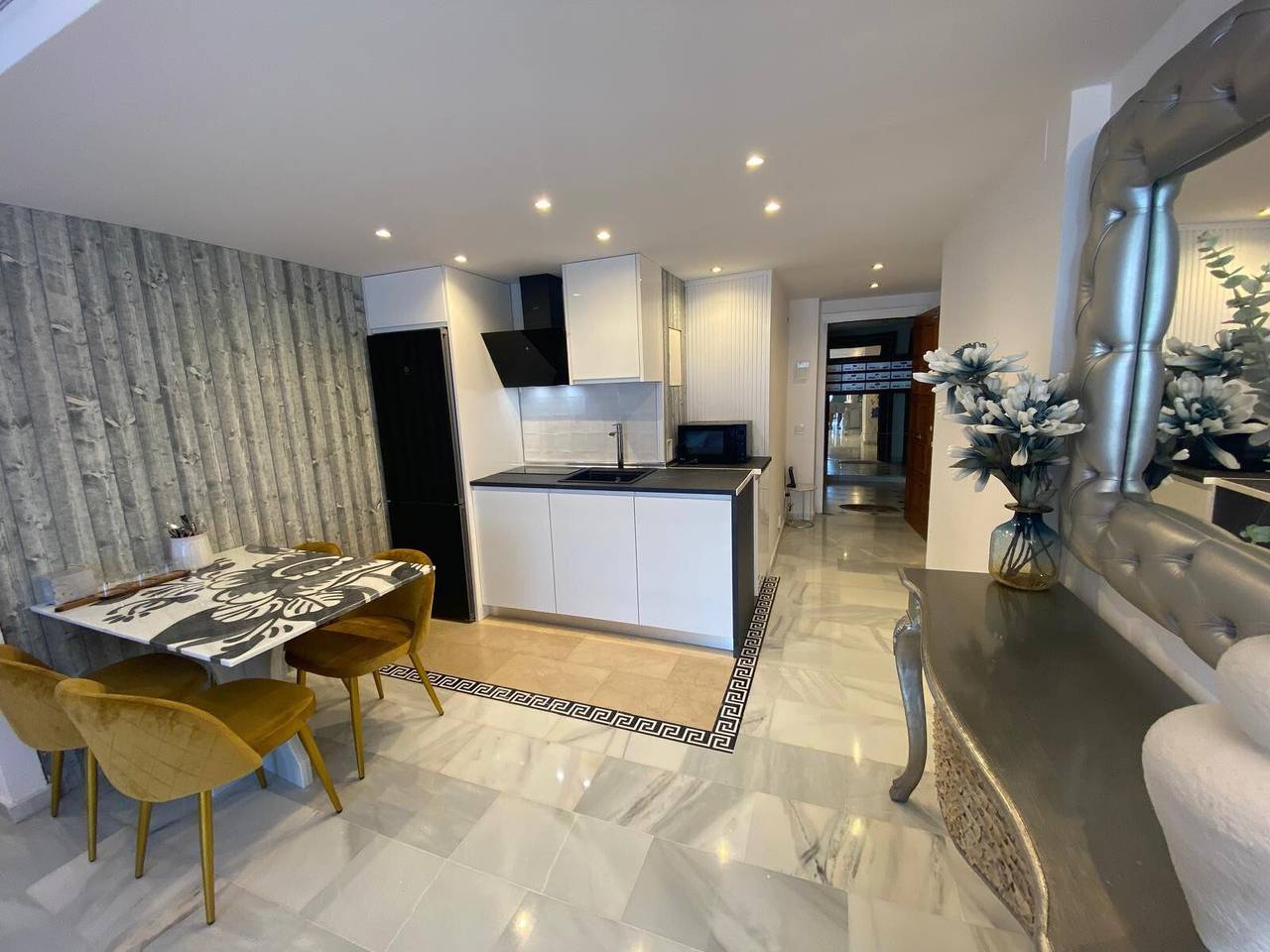 Appartamento intero, Casa Vacanze 'Enjoy Puerto Banus Vicino alla Spiaggia' con Vista Mare, Wi-Fi e Aria Condizionata in Medina Gardens, Marbella
