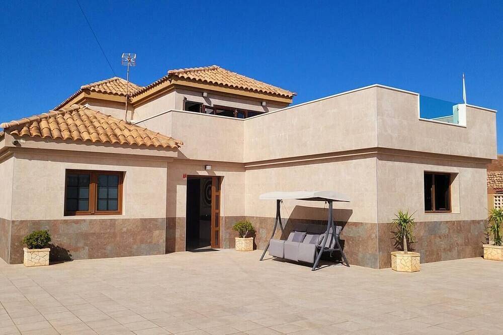 Enjoy House, Large heated swimming pool & Jacuzzi, bbq and beautiful landscapes in Tetir, Fuerteventura
