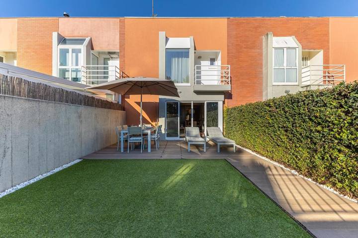 Location de vacances pour 6 personnes, avec vue et jardin, adapté aux familles dans Darque - 2