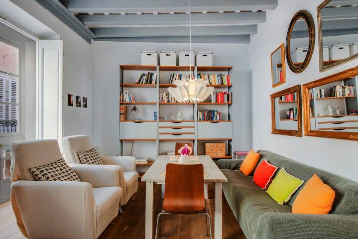 Apartamento inteiro, Amplio apartamento "Home Sweet Home" con Wi-Fi y balcón; aparcamiento disponible, se admiten mascotas previa petición in Casco Antiguo de Cádiz, Cádis