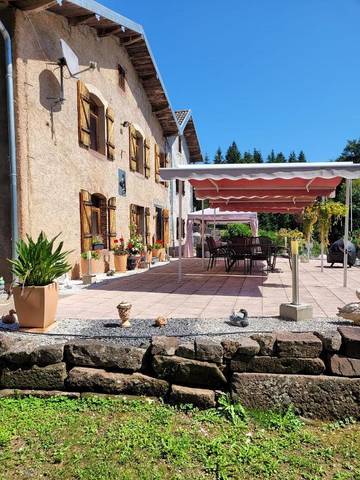 Gîte pour 2 personnes, avec jardin ainsi que piscine et vue à Écromagny