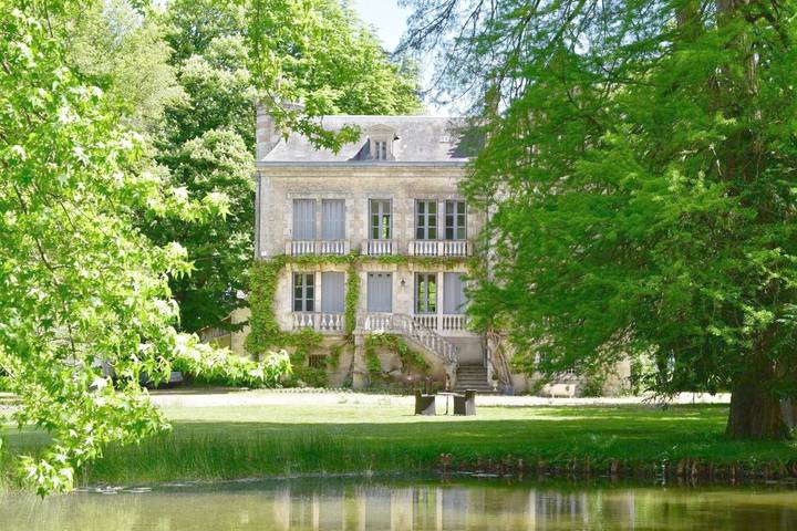 Location de vacances pour 2 personnes, avec Terrasse et Jardin ainsi que Piscine et Vue à Benon