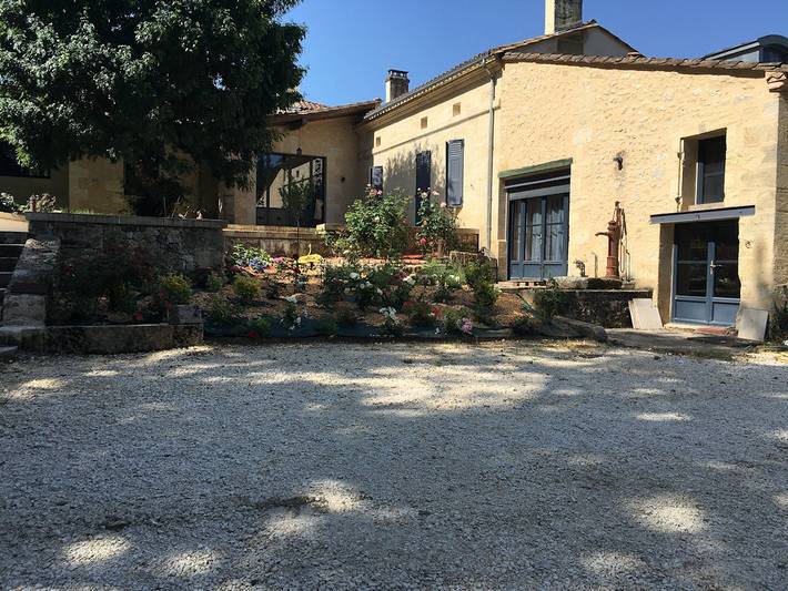 Gîte pour 8 personnes, avec piscine ainsi que jardin et terrasse