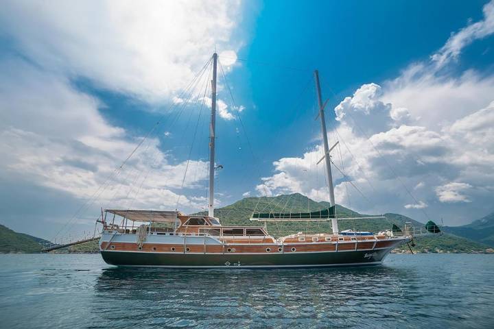 Boot für 16 Personen, mit Terrasse und Pool sowie Ausblick in Montenegro