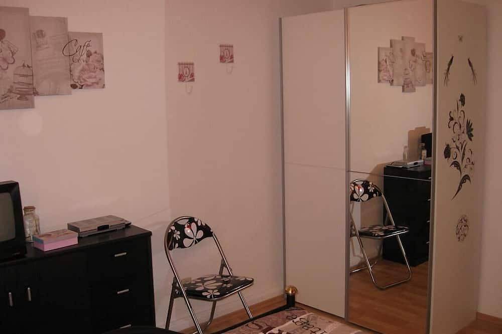 Entire apartment, Apartamento de 75 m2 con 3 dormitorios y balcón in Fürth, Franconia