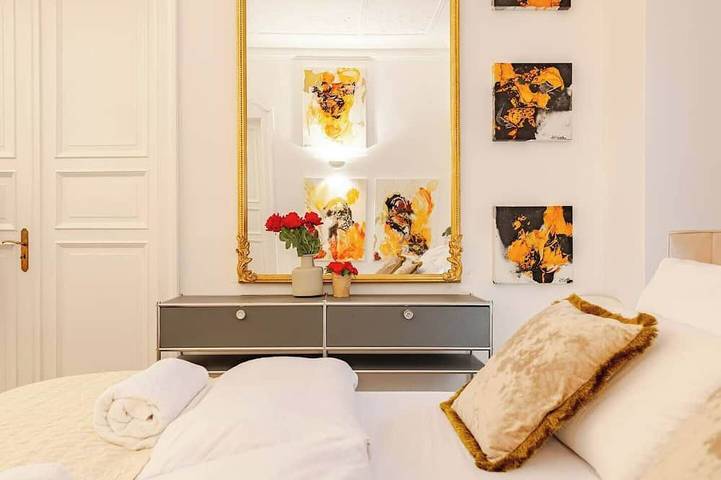 Holiday apartment for 8 people, with hot tub and garden, with pets in Munich
