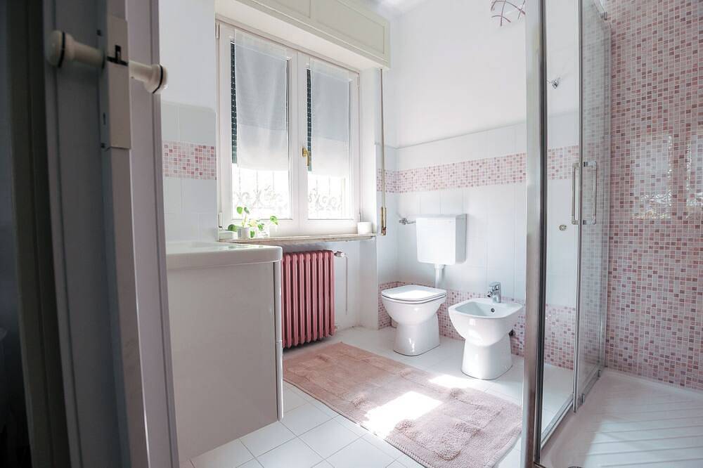 Cozy facility in the midst of nature, a 5-minute walk from the center in Desenzano del Garda, Montañas Garda