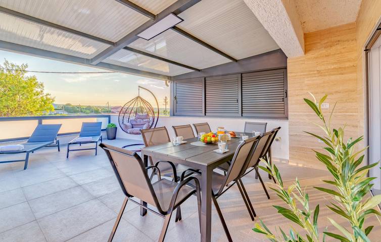 Reizende 2-Zimmer-Wohnung mit Pool, WLAN und Terrasse in Küstennähe in Pridraga, Donji Karin