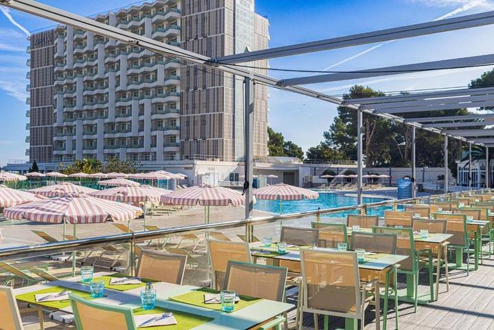 Hôtel pour 4 personnes, avec bassin pour enfant ainsi que piscine et jardin