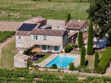 Cottage pour 2 personnes, avec piscine ainsi que vue et jardin à Valréas