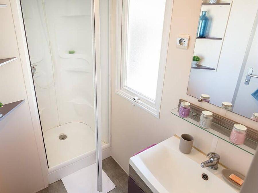 Camping Le Sainte Marie - Mobilhome 4 personnes - Mobil-home | Comfort | 2 Ch. | 4 Pers. | Terrasse surélevée | Clim. in Sainte-Marie-la-Mer, Côte méditerranéenne (France)