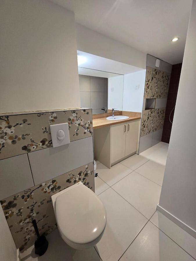 Location de vacances pour 3 personnes, avec Terrasse et Jardin ainsi que Piscine et Vue à Saint-Jean-Saint-Maurice-sur-Loire - 2