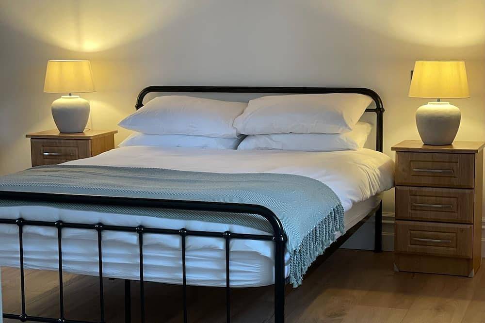✨Hottub✨ New Renovated historical cottage, private lake access ,scenic views in Scrahane, Killarney