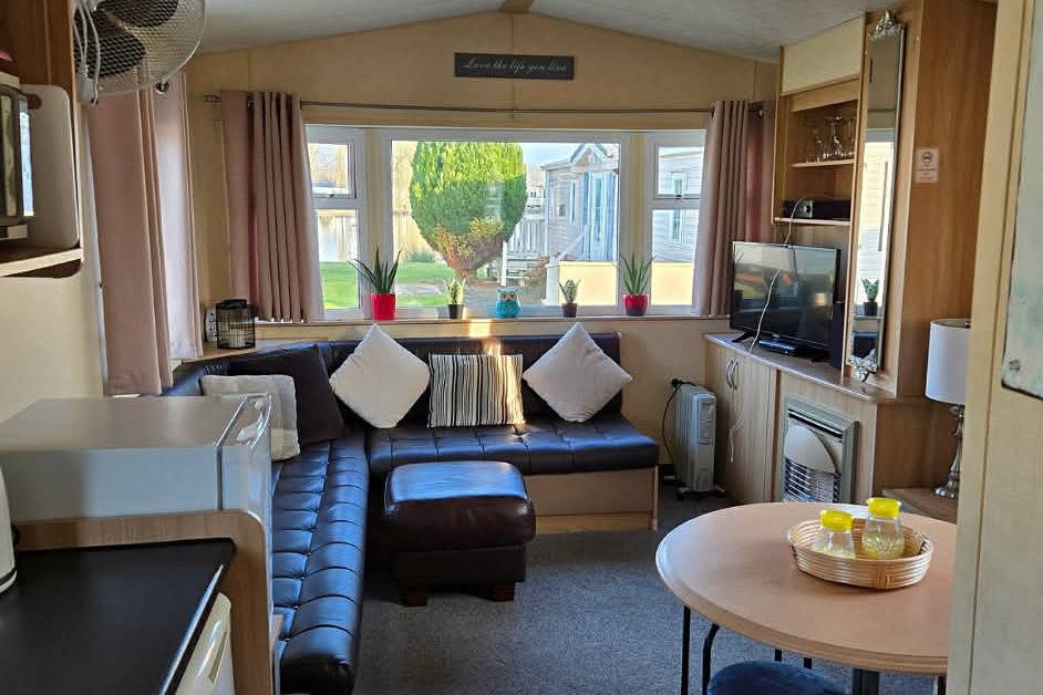 Chalet Sleeps 6 with Lake Views Parking in Skegness, Lincolnshire