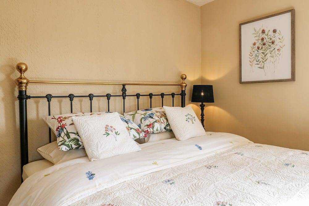 Bluebell Cottage, family friendly, with open fire in Rugeley in Staffordshire