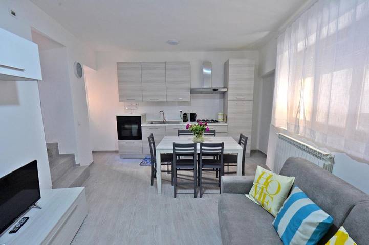 Ferienhaus für 5 Personen, mit Balkon und Seeblick sowie Ausblick in Porto Ceresio