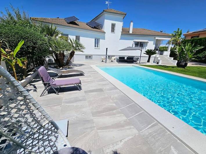 Casa rural para 15 personas, con Balcón y Terraza además de Jardín y Piscina en Tomares