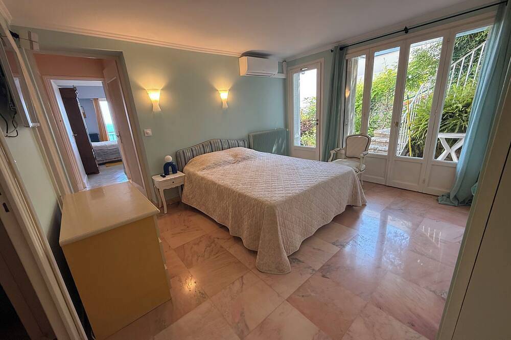 Spacious family villa overlooking the Mediterranean in Èze, Région de Nice