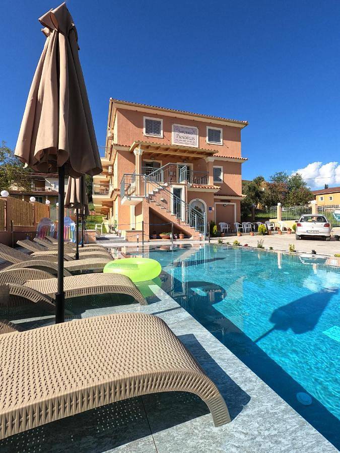 Appart’hôtel pour 2 personnes, avec Balcon et Jacuzzi ainsi que Jardin et Piscine
