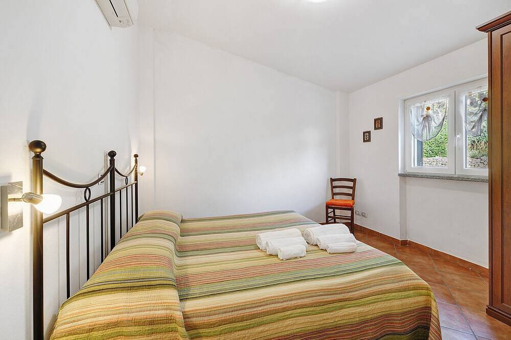 Entire apartment, 'Carrubo' Apartment with Sea View, Wi-Fi and Air Conditioning in Ceriale, Riviera di Ponente