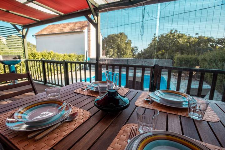 Ferienwohnung für 4 Personen, mit Pool und Balkon/Terrasse in Pakostane