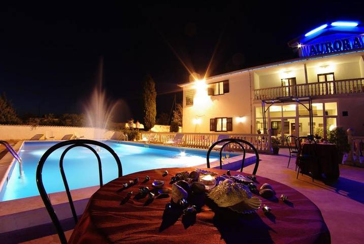 Hôtel pour 5 personnes, avec piscine et jacuzzi ainsi que jardin et sauna