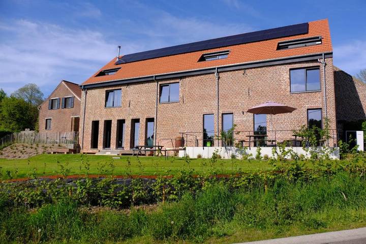 Location de vacances pour 25 personnes, avec vue ainsi que jardin et terrasse à Leeuw-Saint-Pierre - 2