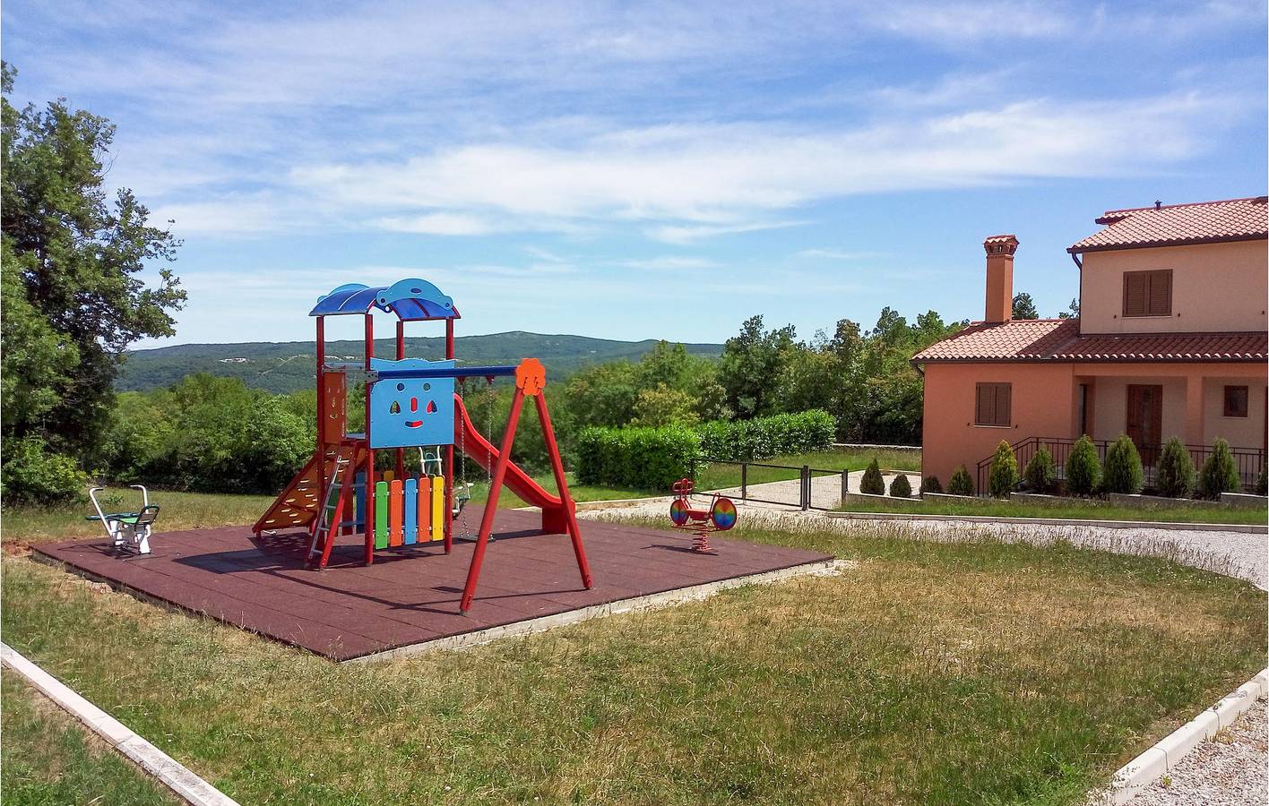 Appartement moderne de 2 chambres avec piscine, Wi-Fi et terrasse près du centre-ville de Kunj in Raša, Côte Est de l'Istrie